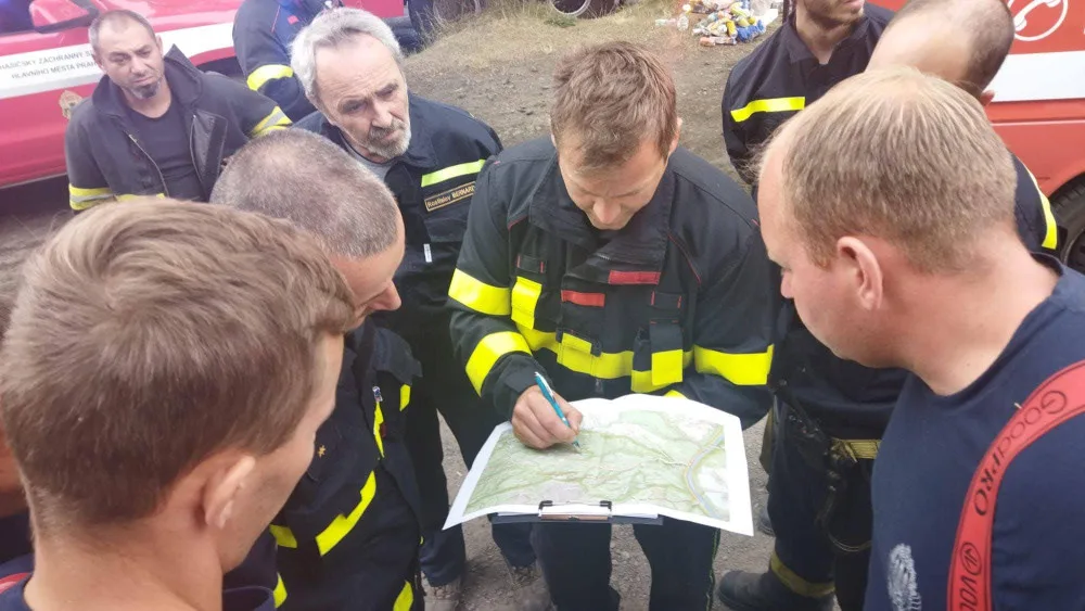VIDEO: V Hřensku pomáhá padesátka hasičů z Prahy. Do nepřístupných míst nosí vodu na zádech