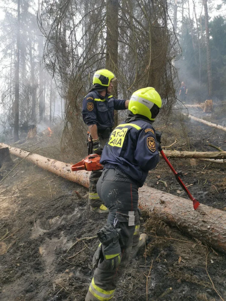 VIDEO: V Hřensku pomáhá padesátka hasičů z Prahy. Do nepřístupných míst nosí vodu na zádech