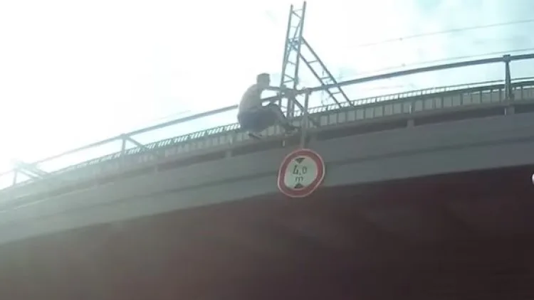 VIDEO: Zfetovaný muž se houpal na mostní konstrukci. Zachránili ho policisté