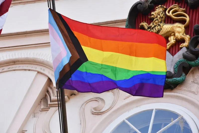 Lidé strhávali duhové vlajky, letos budou odolnější. Praha se do duhy zbarví už v pondělí