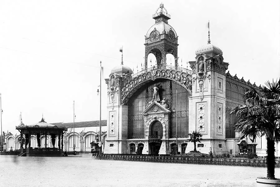 Pohled na hlavní fasádu Průmyslového paláce, v popředí hudební pavilonek. (1891, Jindřich Eckert, Archiv hl. města Prahy)