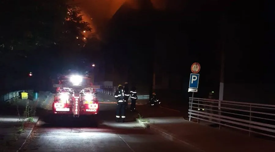 Hasiči zasahovali u nočního požáru v podzemních garážích v Praze. Hořelo sedm aut