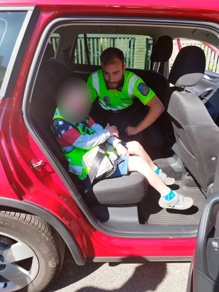 Strážníci hledali chlapečka s psychickou poruchou. Jeho pozornost si získalo vybavení služebního auta