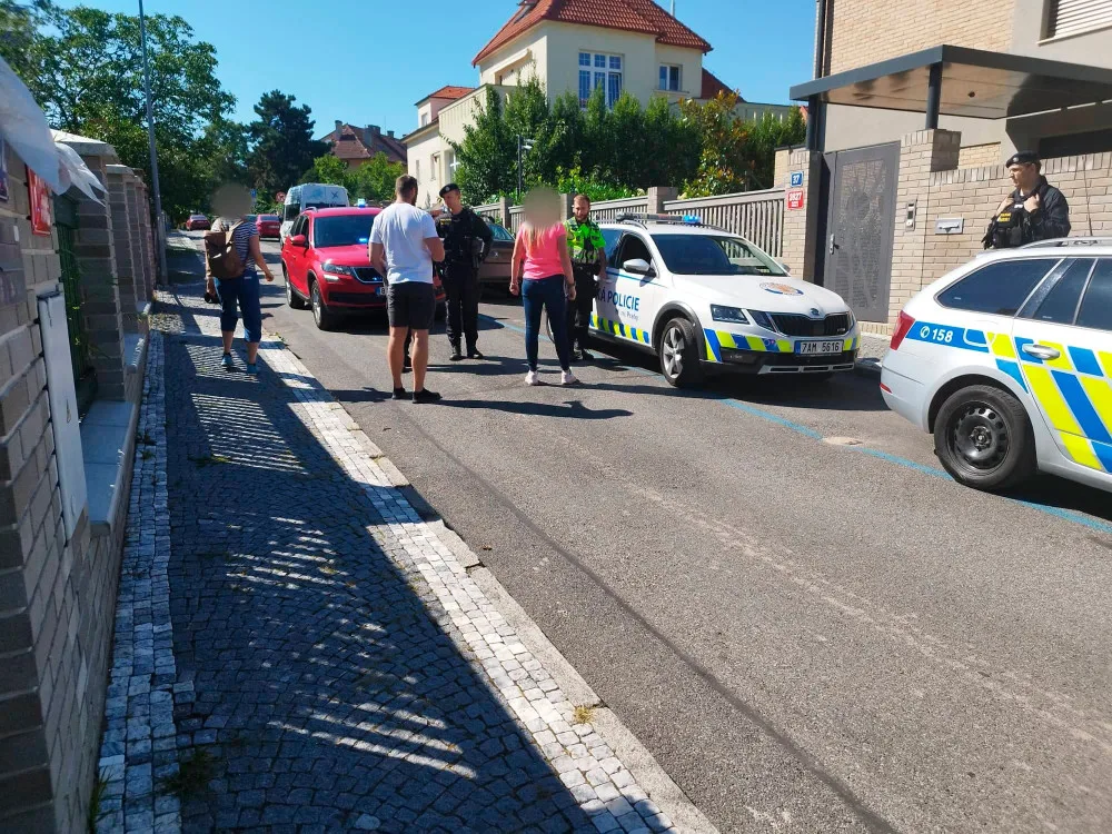 Strážníci hledali chlapečka s psychickou poruchou. Jeho pozornost si získalo vybavení služebního auta