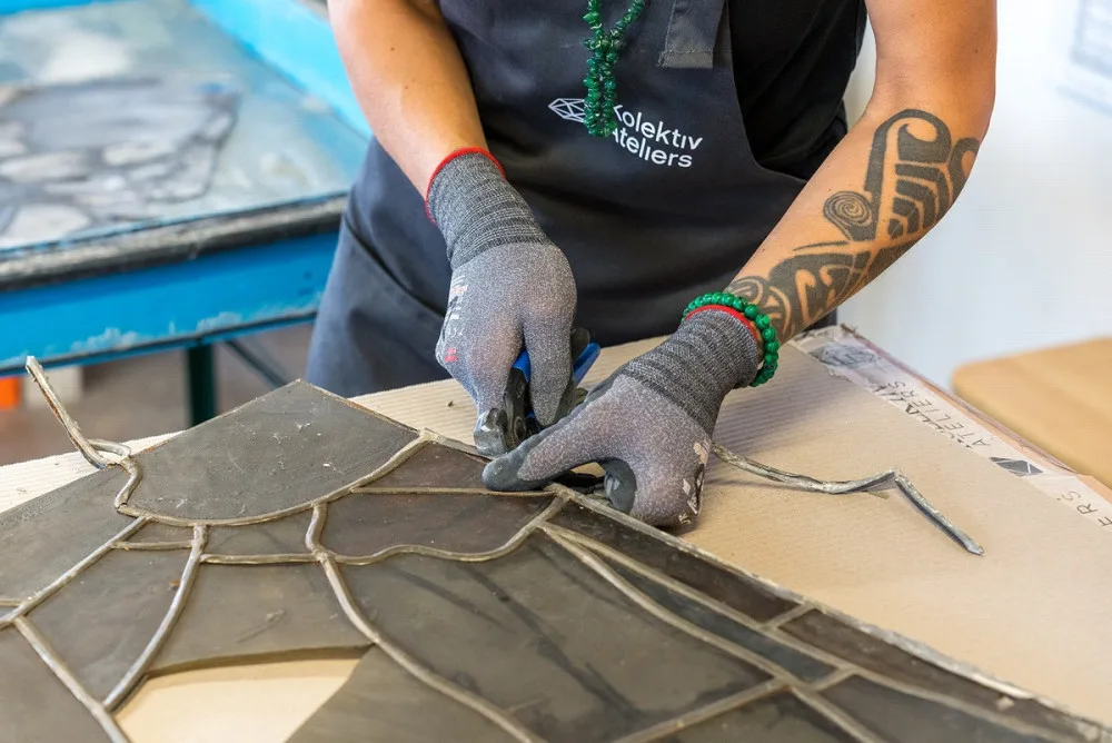 Renovace vitráží je velmi komplexní a precizní práce. Poté, co jsou jednotlivé okenní tabule šetrně sundány a převezeny do Nového boru, teprve začíná velmi přesně vedený proces obnovy. Zdroj: Výstaviště Praha a.s, Jiří Šebek