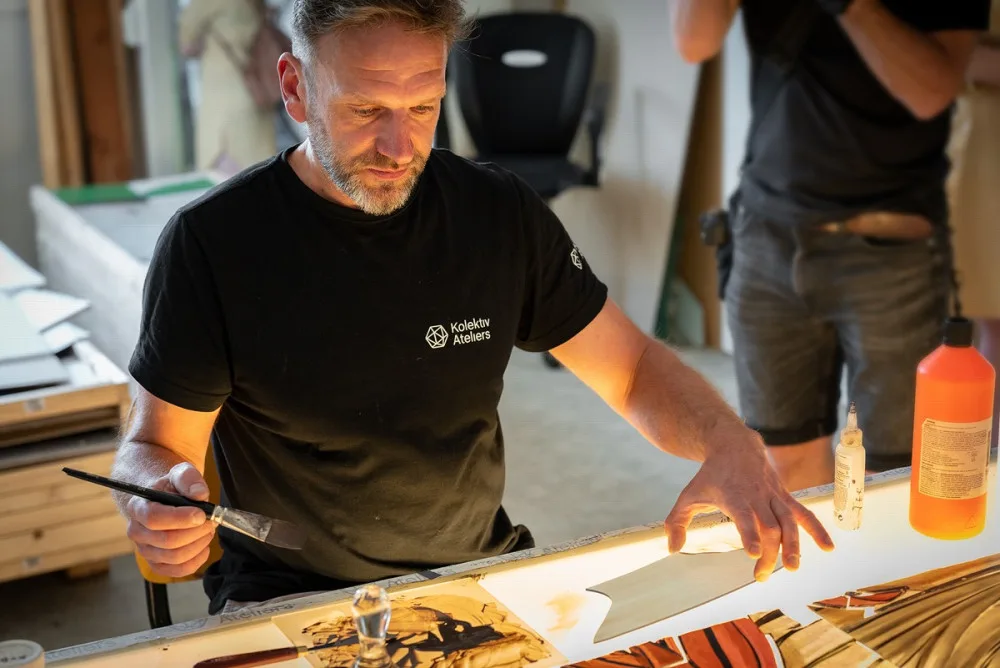 Kromě renovace původních skel je součástí obnovy i doplnění mozaik skly novými. Ty se samozřejmě musí nabarvit tak, aby odpovídaly originálům. To je dle Zdeňka Kudláčka jedna z nejnáročnějších částí renovace. Zdroj: Výstaviště Praha a.s.,Jiří Šebek
