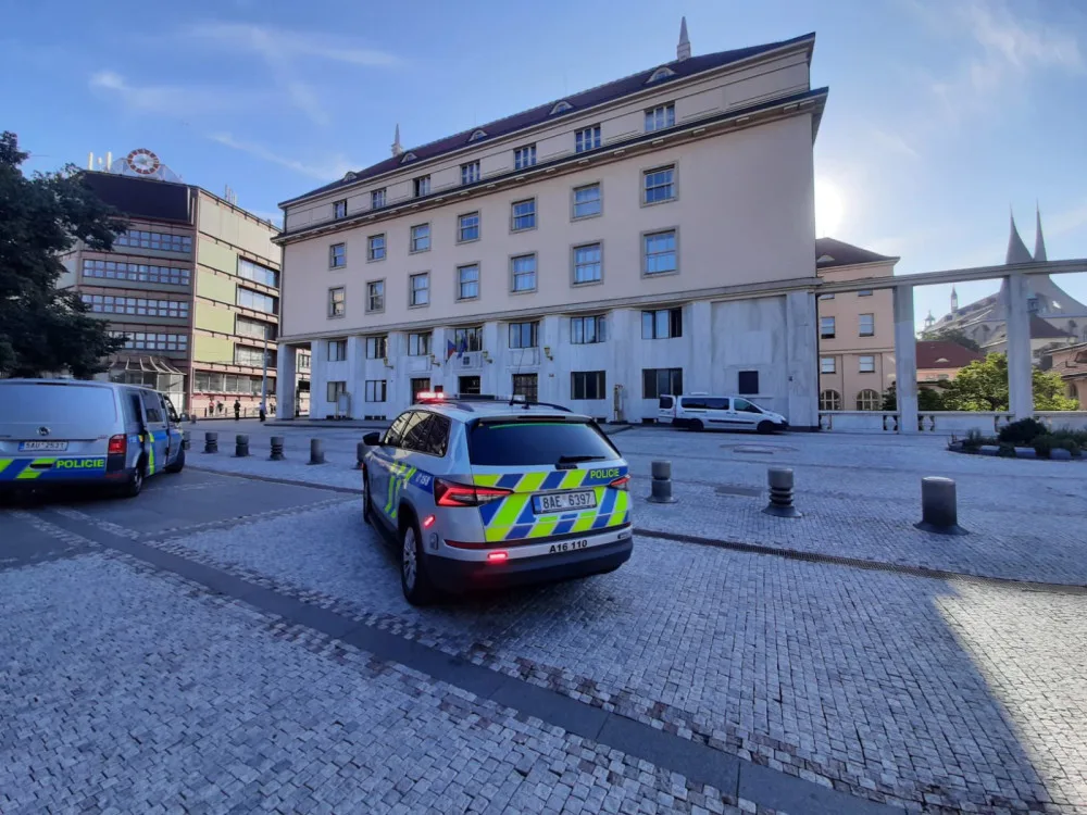 Anonym nahlásil bombu na Ministerstvu zdravotnictví. Policie uzavřela okolí a evakuovala sto lidí