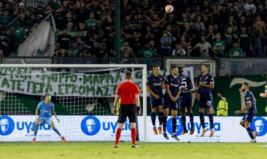 Piva na zádech a laser do očí. Slavia v divoké atmosféře vybojovala postup přes Panathinaikos