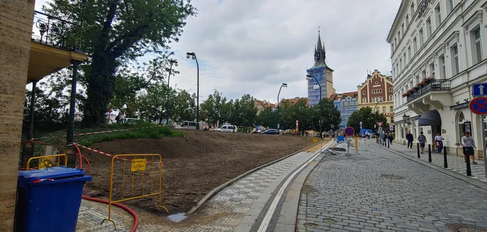 Kontroverzní plán vydláždit Anenský trojúhelník Praha 1 odložila na neurčito