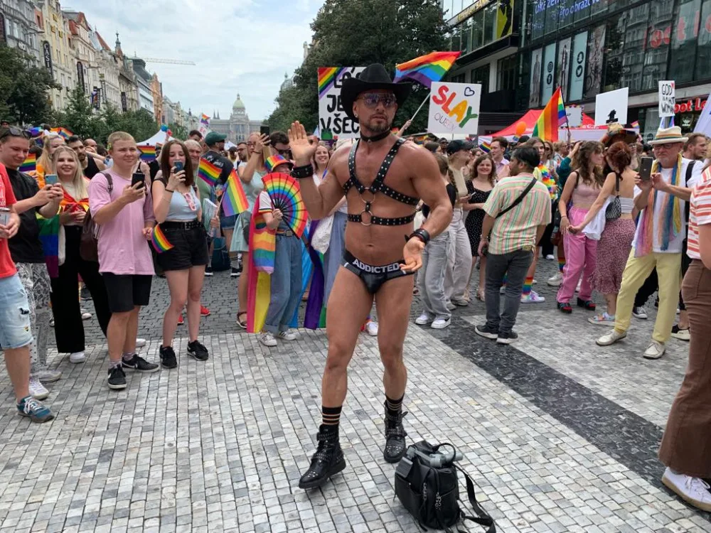 VIDEO: Vrchol Prague Pride je tady! Obří průvod hrdosti prochází Prahou