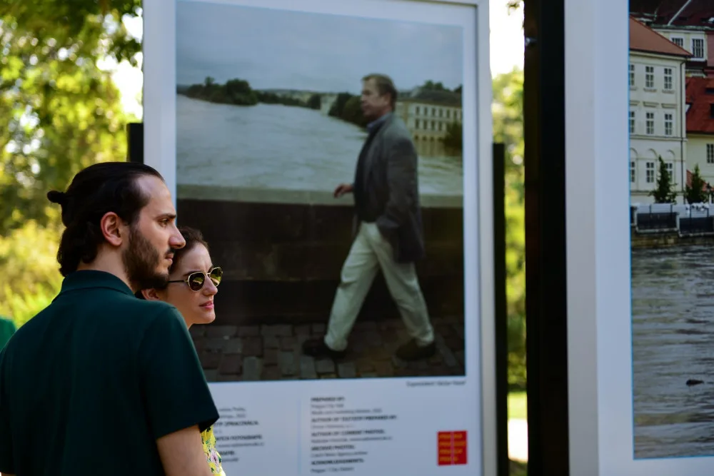 Výstava fotografií na Kampě připomíná kulaté výročí stoleté vody v Praze