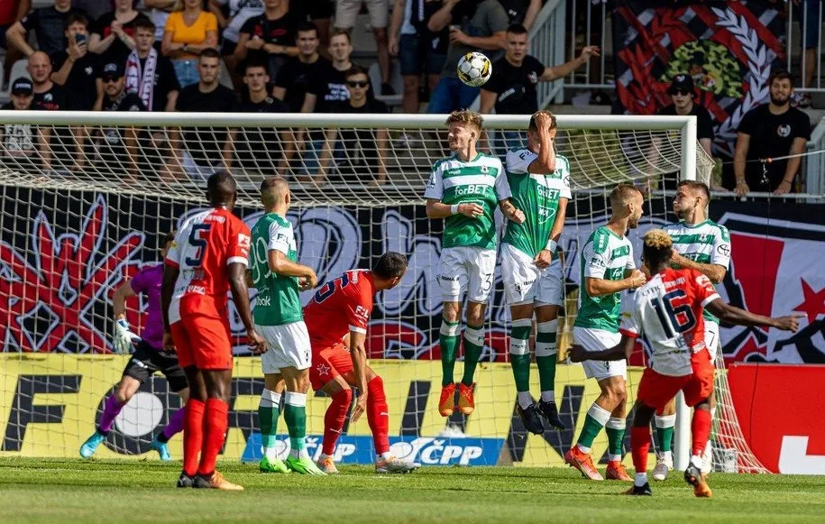 Slavia zvítězila v Jablonci, který hrál téměř celý zápas v deseti, 3:2