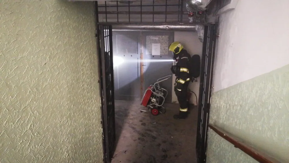 Ve sklepě domu v Praze hořela elektrokoloběžka. Jeden člověk skončil v péči záchranářů