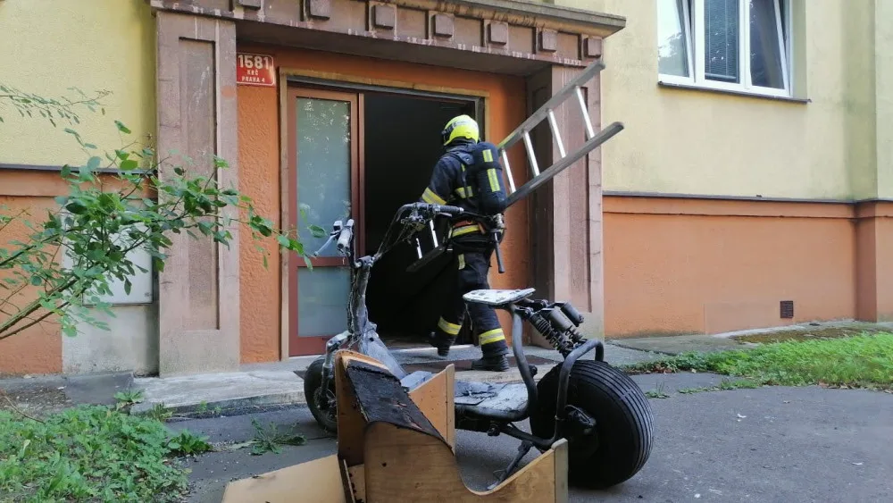 Ve sklepě domu v Praze hořela elektrokoloběžka. Jeden člověk skončil v péči záchranářů