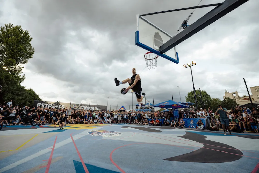 Tomáš Satoranský otevřel v Praze unikátní basketbalové hřiště. Zájemcům bude sloužit nonstop