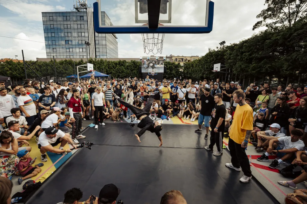 Tomáš Satoranský otevřel v Praze unikátní basketbalové hřiště. Zájemcům bude sloužit nonstop