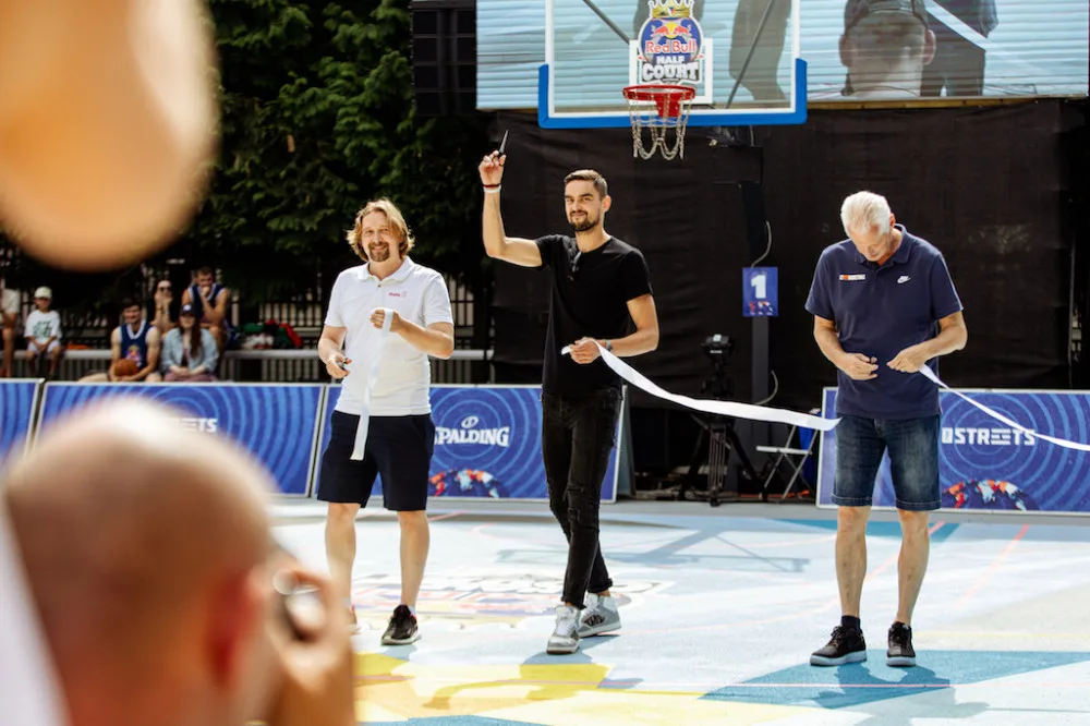 Tomáš Satoranský otevřel v Praze unikátní basketbalové hřiště. Zájemcům bude sloužit nonstop