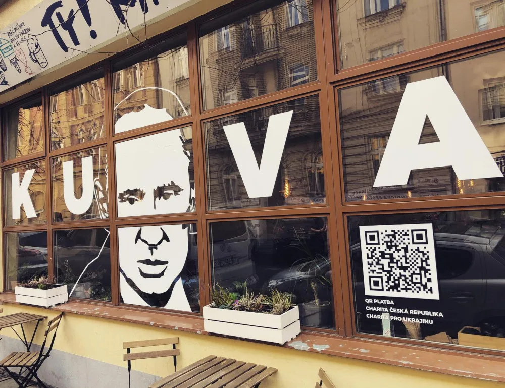 Kavárna si do výlohy vylepila Putina. Je to ku*va, říká majitel