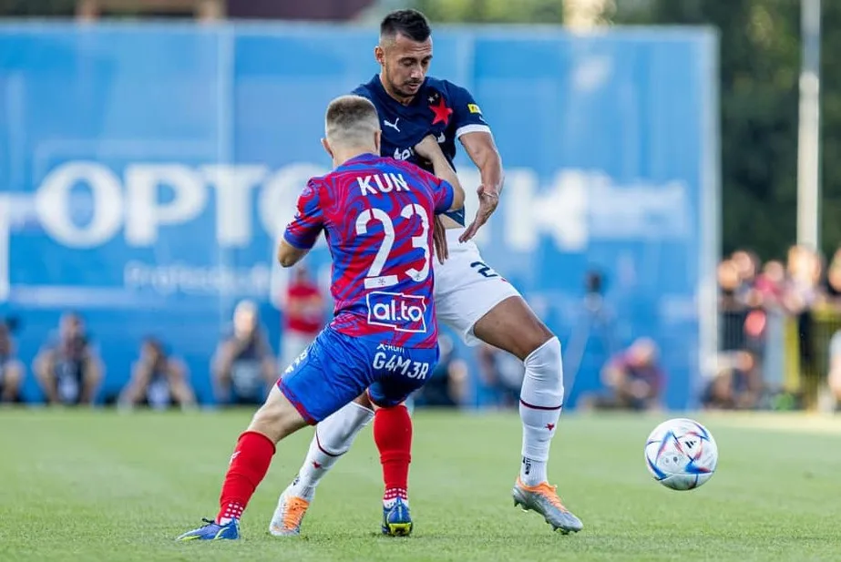 Polský Raków nečekaně potrápil Slavii a zvítězil 2:1. Odveta se hraje za týden v Edenu