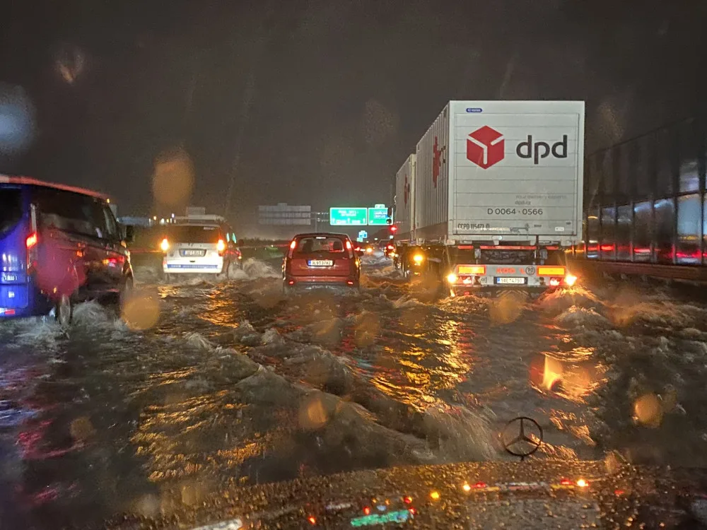 VIDEO: Bazén na D1. Provoz na dálnici zkomplikoval hustý déšť