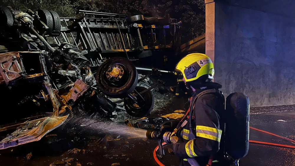 V ulici 5. května hořel kamion. Řidiče se podařilo vyprostit