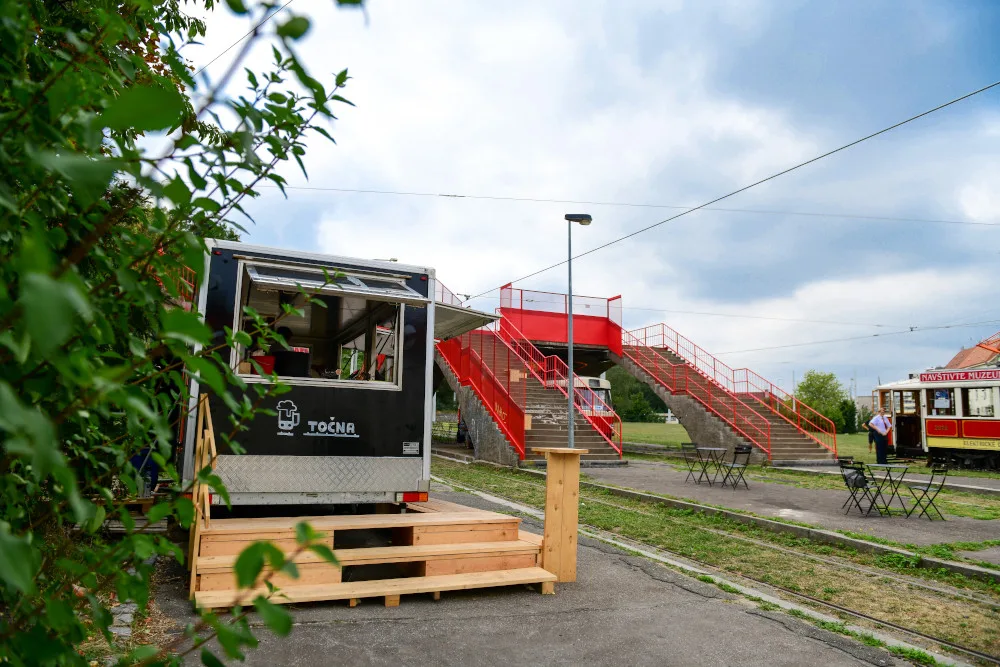 Na Dlabačově to žije. Nové bistro chystá kulturu i vlastní pivo