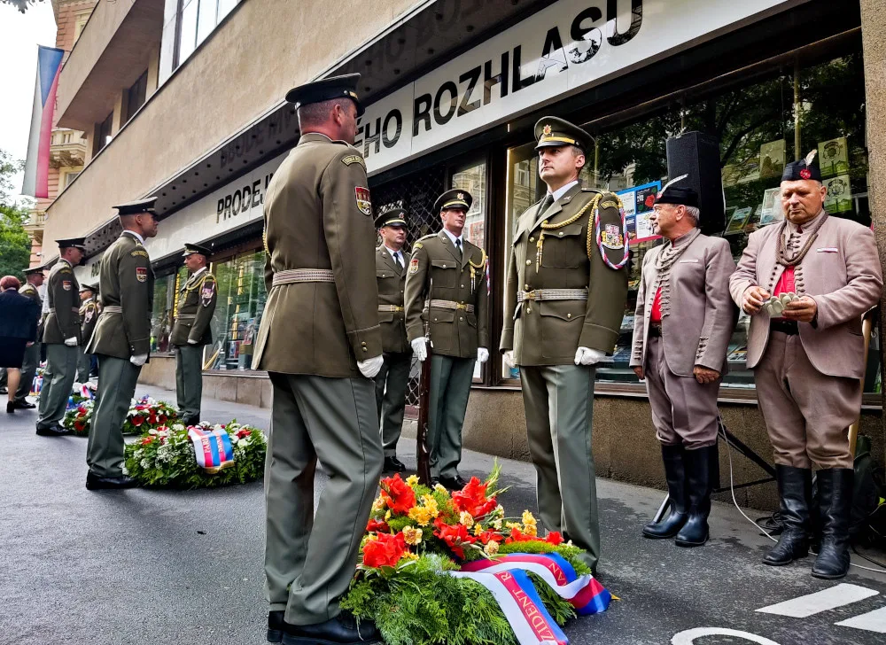 Před Českým rozhlasem se pokládaly věnce. Paralela srpna 1968 s Ukrajinou je jasná, řekl Hřib