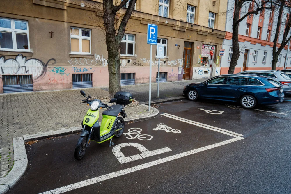 Na Praze 7 přibývá parkovacích míst pro kola a motorky. Letos jich vzniklo 13