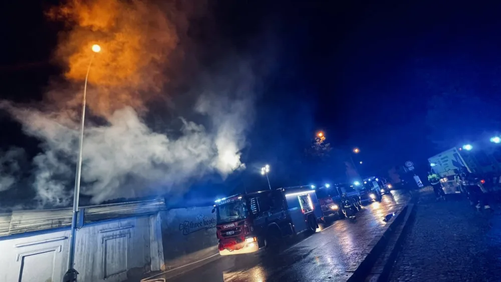 VIDEO: Pražští hasiči vyjížděli k požáru objektu v Hlubočepech. Příčina se vyšetřuje