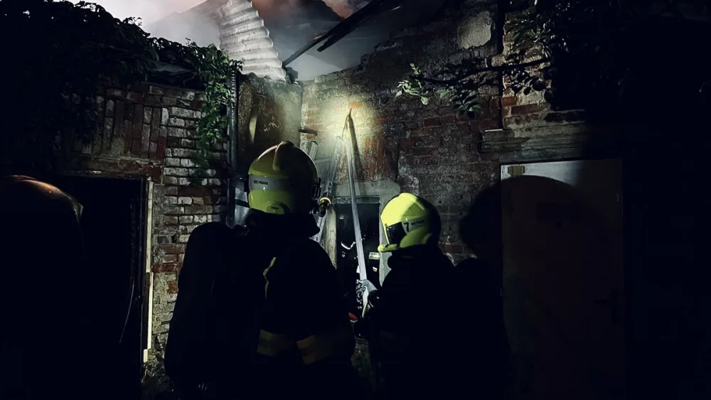 VIDEO: Pražští hasiči vyjížděli k požáru objektu v Hlubočepech. Příčina se vyšetřuje
