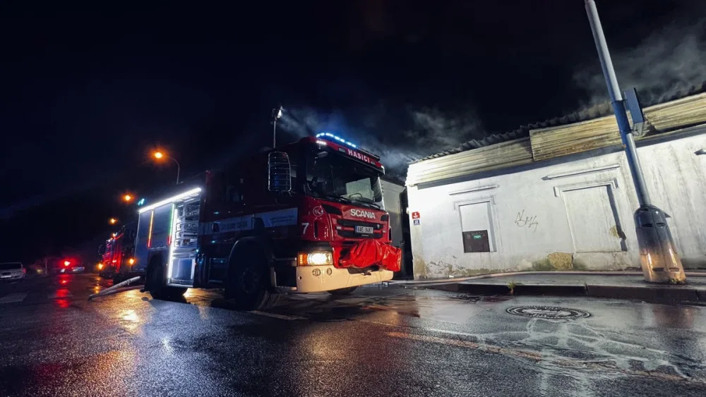 VIDEO: Pražští hasiči vyjížděli k požáru objektu v Hlubočepech. Příčina se vyšetřuje
