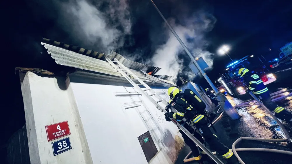 VIDEO: Pražští hasiči vyjížděli k požáru objektu v Hlubočepech. Příčina se vyšetřuje