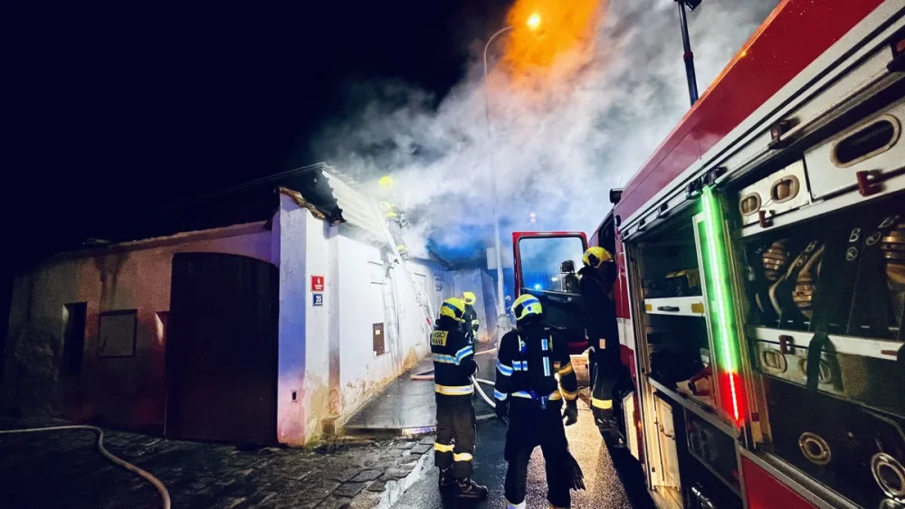 VIDEO: Pražští hasiči vyjížděli k požáru objektu v Hlubočepech. Příčina se vyšetřuje