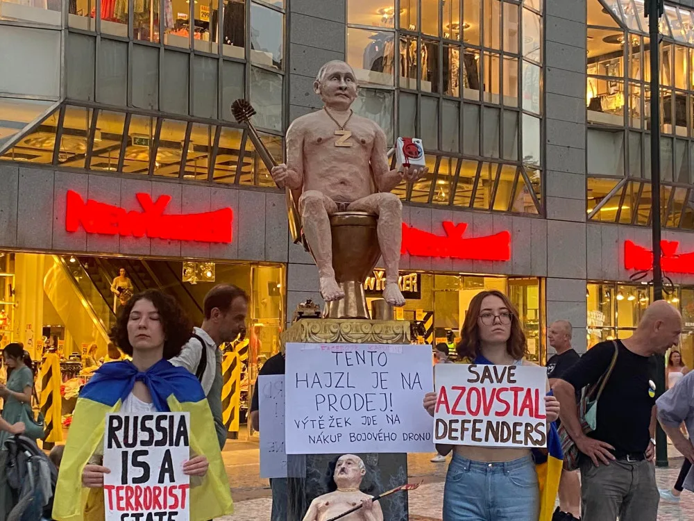 Tenhle haj*l je na prodej! Výtěžek z aukce sochy Putina půjde na bojový dron