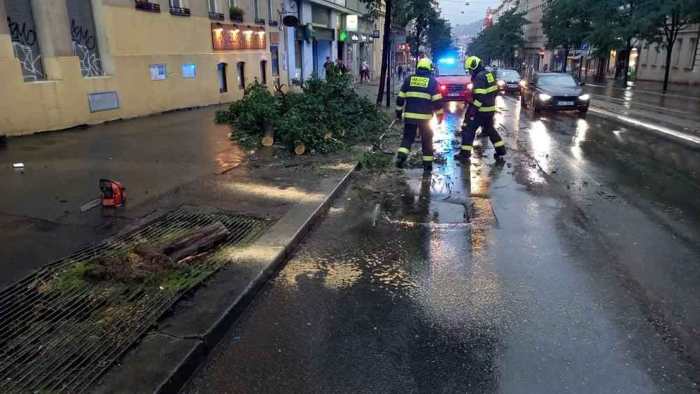 Bouřka v Praze vyvracela stromy, voda zaplavila ulice
