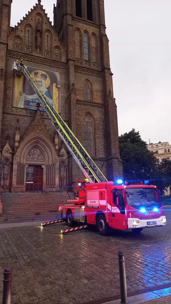 Bouřka v Praze vyvracela stromy, voda zaplavila ulice