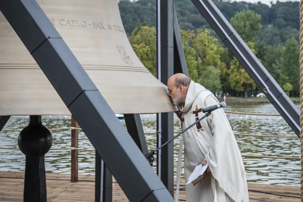 Prahou se rozezněl hlas nového zvonu, který symbolizuje zvony zabavené za války