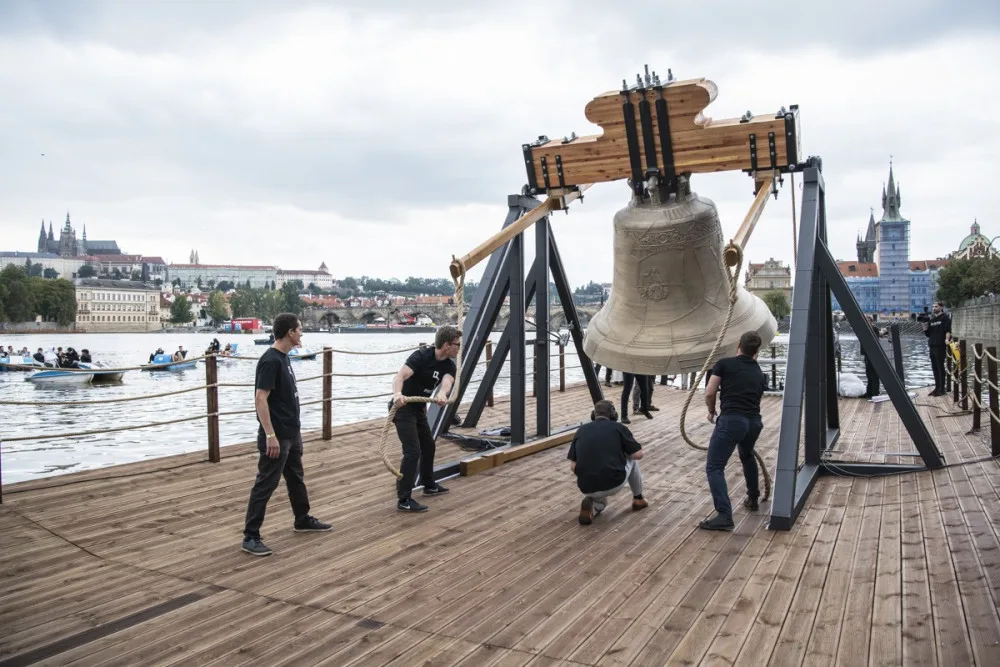 Prahou se rozezněl hlas nového zvonu, který symbolizuje zvony zabavené za války