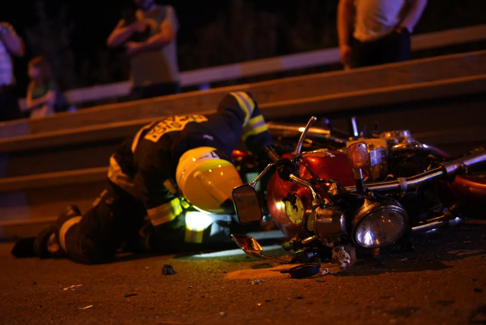 Vážná nehoda dvou aut a motorky. Jedno z aut hořelo, na místo letěl vrtulník
