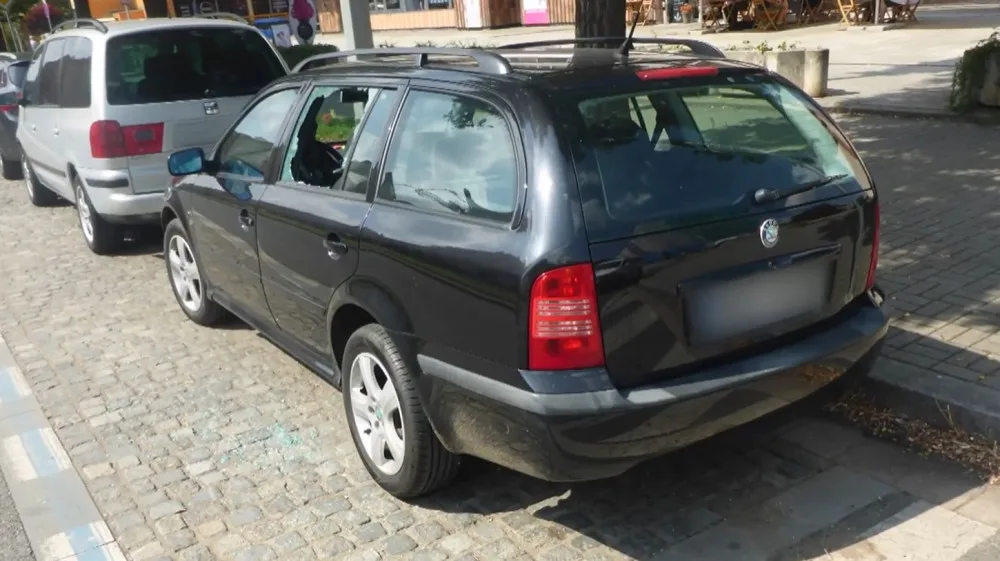 VIDEO: Zloděj vykradl auto za bílého dne. Policisté ho dopadli díky křičícímu svědkovi