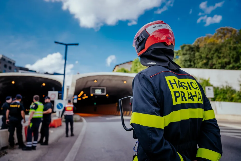 VIDEO: Muž seděl na portálu Strahovského tunelu. Musel se kvůli němu zastavit provoz