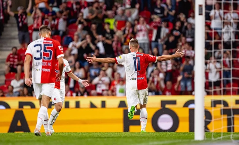 Slavia rozdrtila Teplice 6:0 a je v čele tabulky první ligy