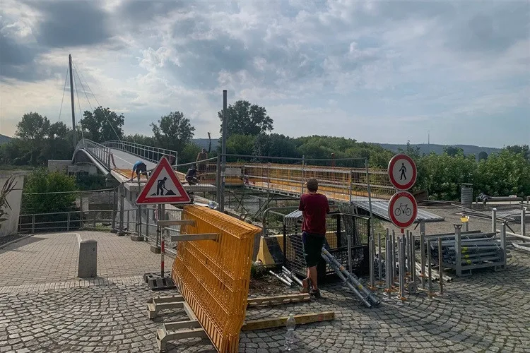 Lávku snad provizorně zprovozní příští týden.