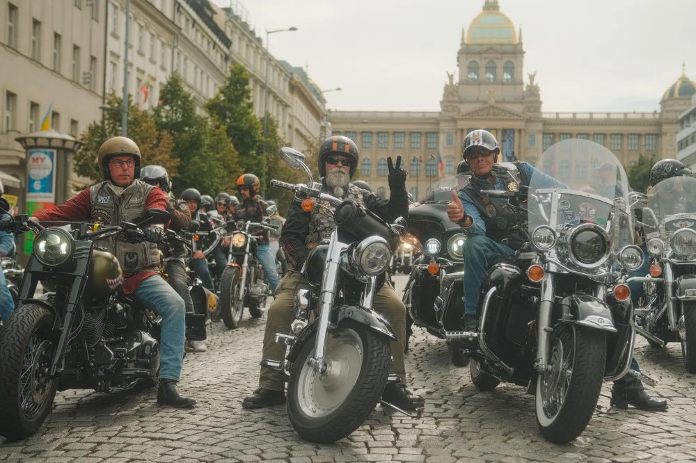 Fotogalerie: Prahou projely stovku motorkářů