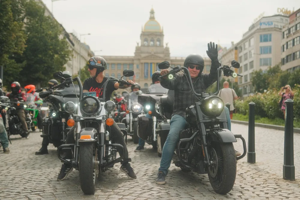 VIDEO: Centrem Prahy projely stovky motorkářů. Potkali se s demonstranty