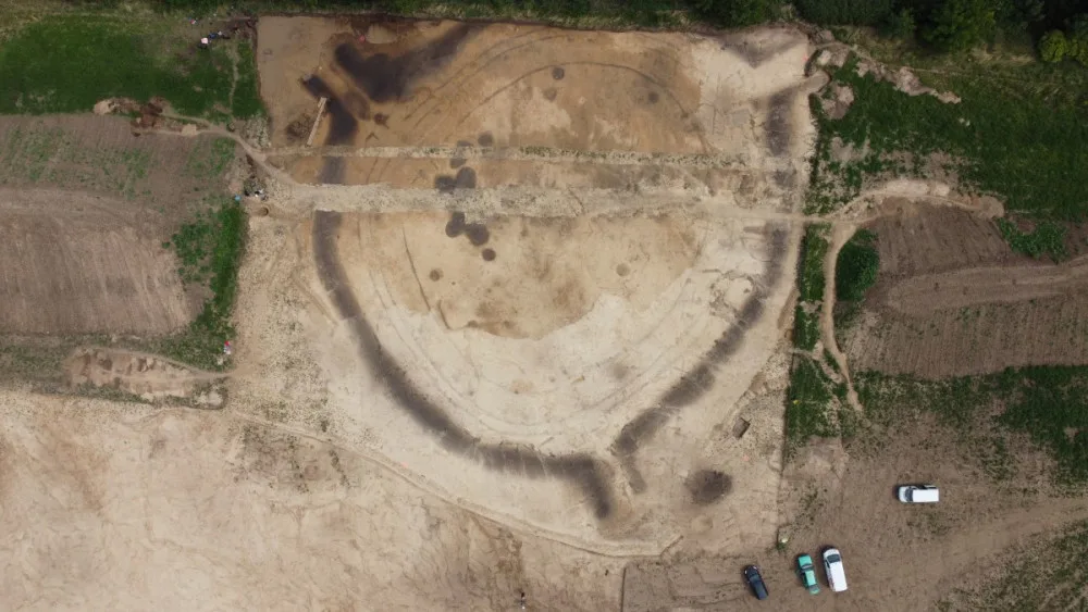 Archeologové odkrývají na okraji Prahy monumentální stavbu z doby kamenné