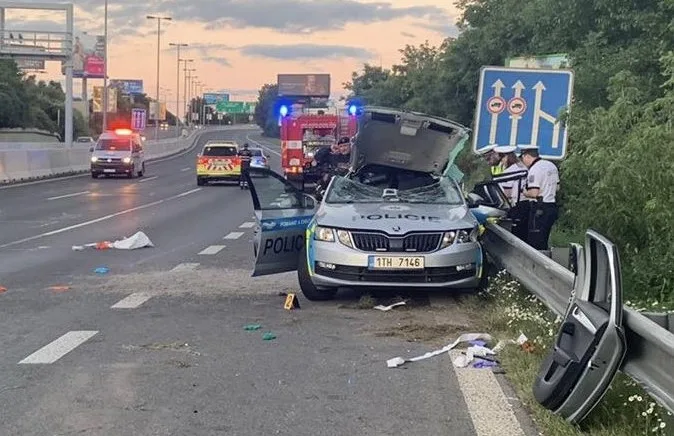 Při nehodě zemřel policista, další dva byli zraněni.