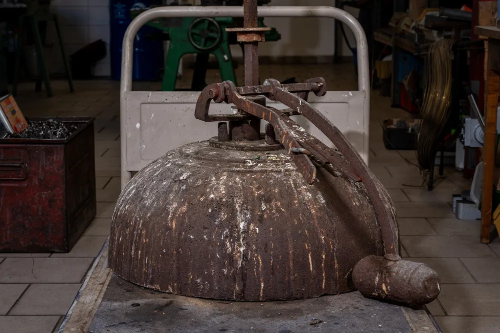 V dílně se restaurují i původní cimbály, které váží 360 kg. Ty projdou koupelí v kyselině citronové a nedostanou žádnou povrchovou úpravu, pro zachování co nejčistšího zvuku, který se šíří po materiálu. Zdroj: Výstaviště Praha a.s, Jiří Šebek