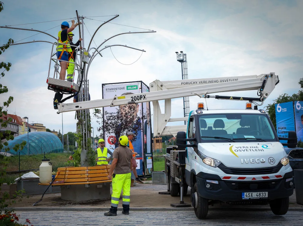Šestka instalovala zelené lampy. Inspirovala se v Singapuru