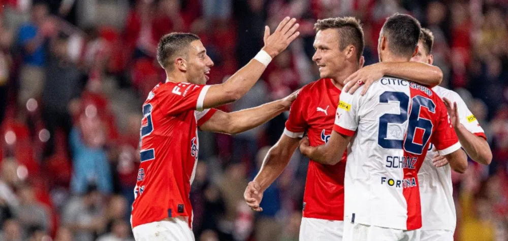 Slavia dala tři góly už v první půli.